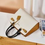 Nevin Elegant Medium Leather Crossbody Bag - Image 9